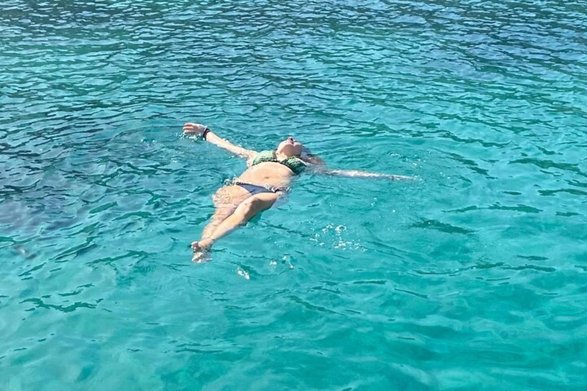 μια γυναίκα που κολυμπάει στο νερό στον ωκεανό