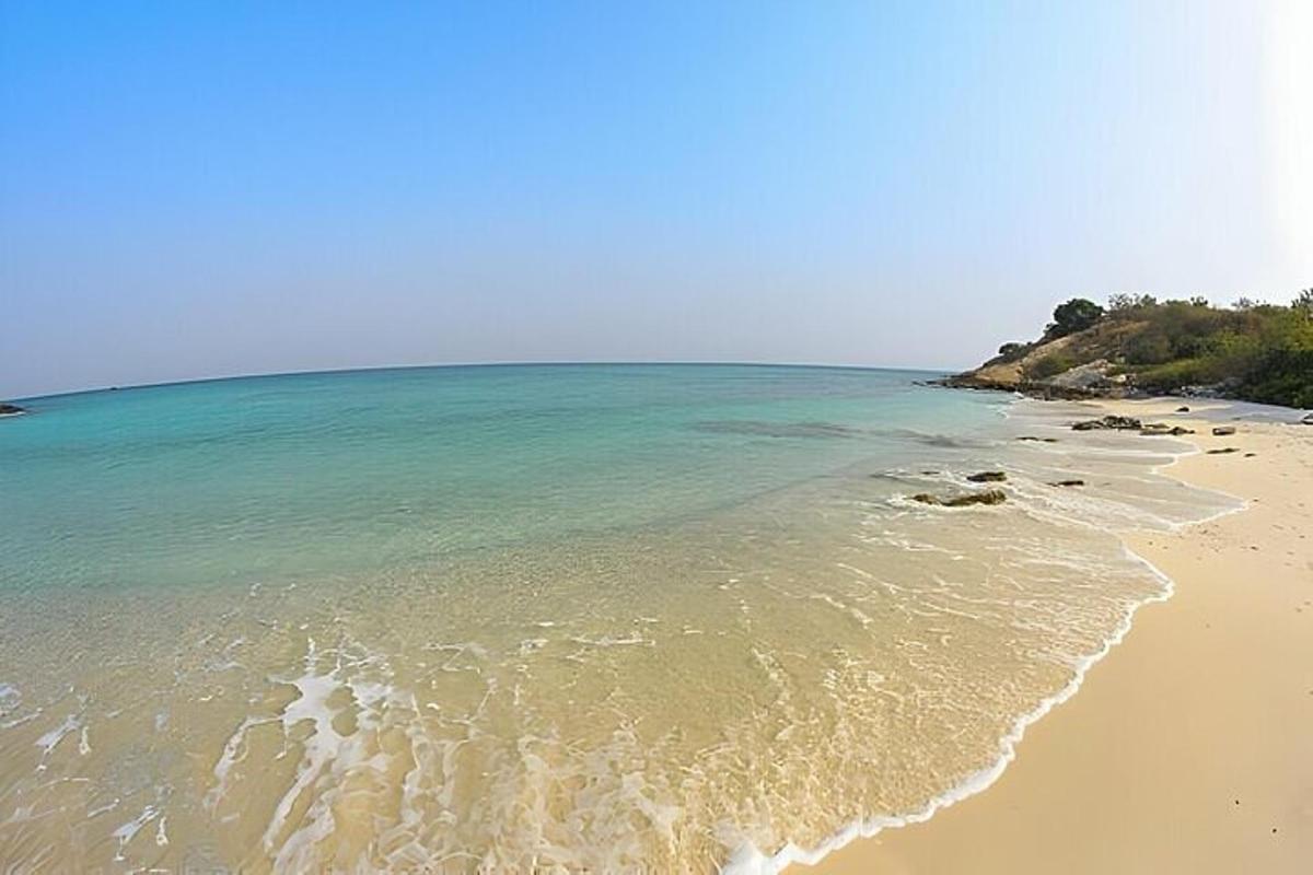 plaža z oceanom in obalo