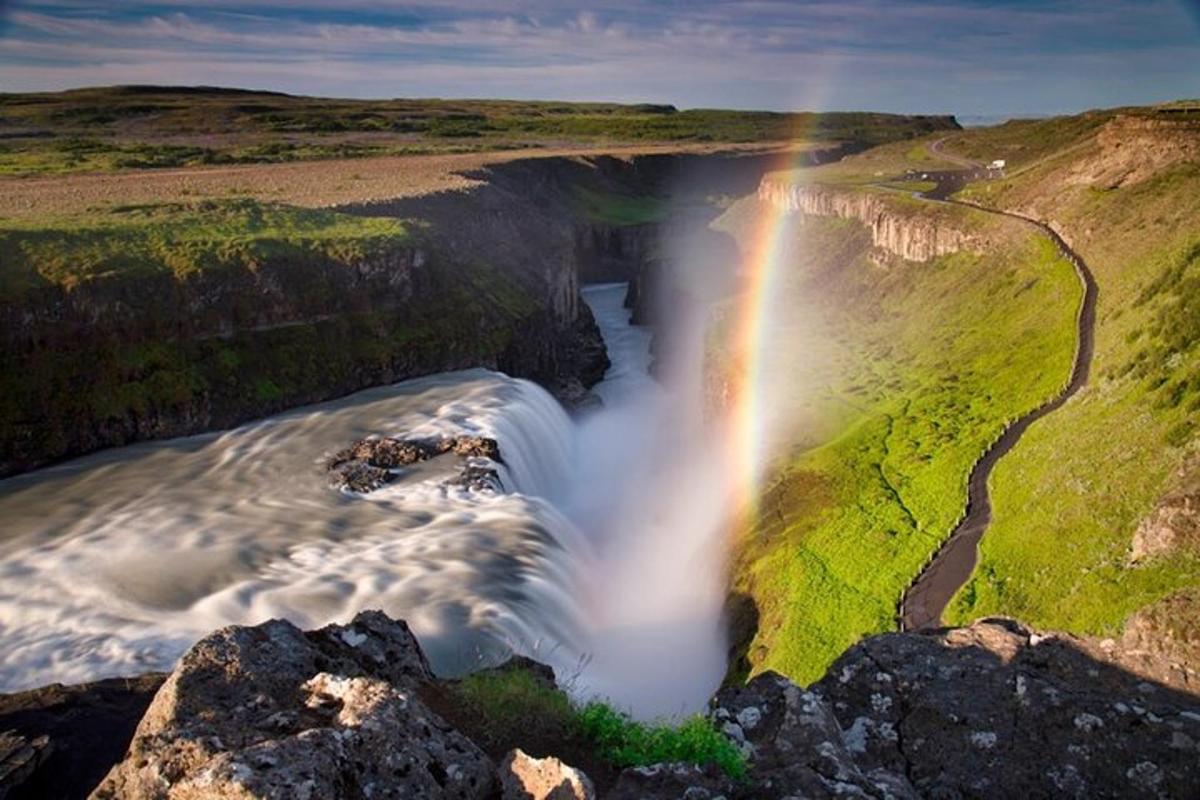 une vue aérienne d'une cascade avec un arc-en-ciel