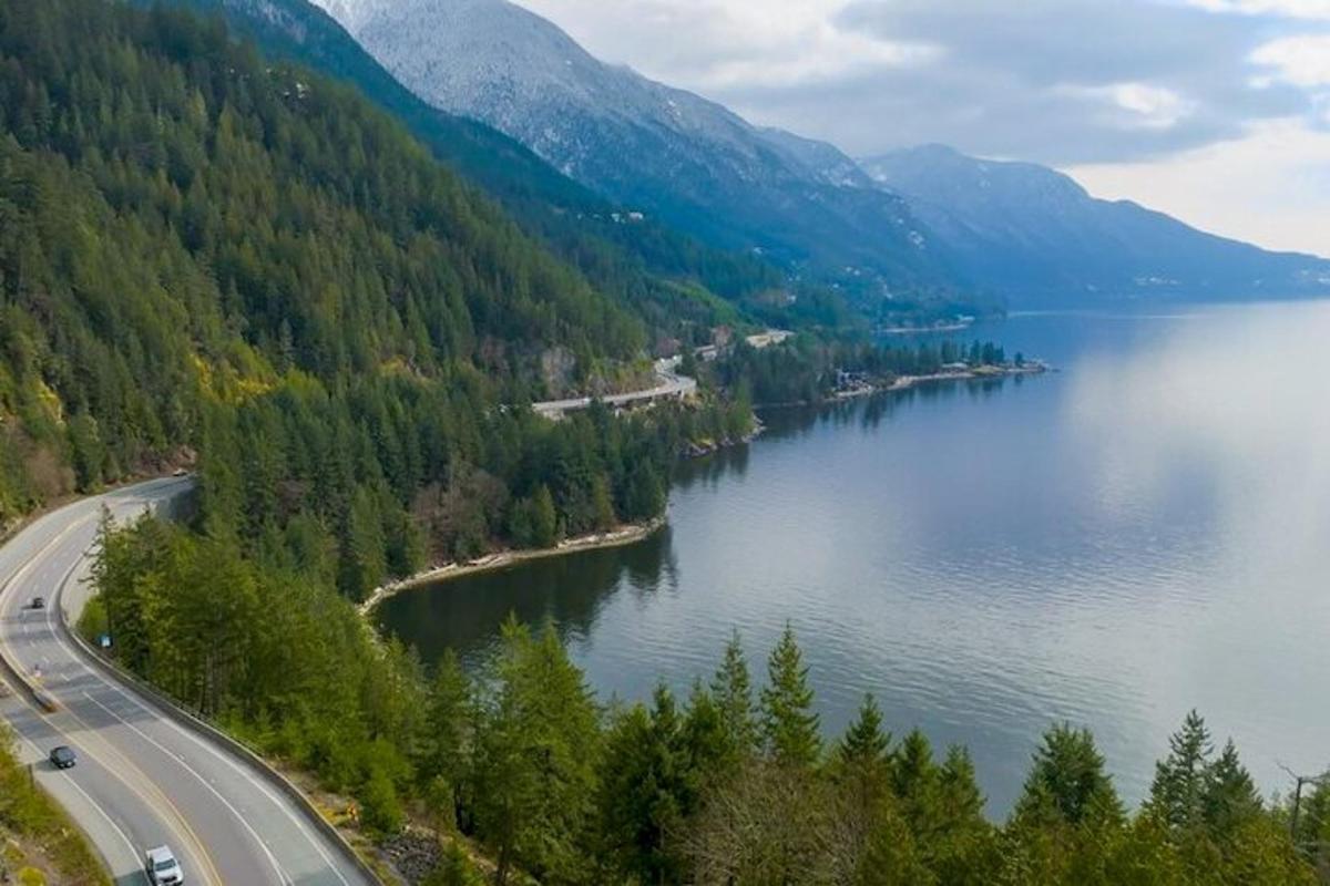pohled na jezero s cestou vedle něj