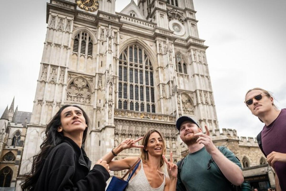 Un grupo de personas de pie frente a una catedral.