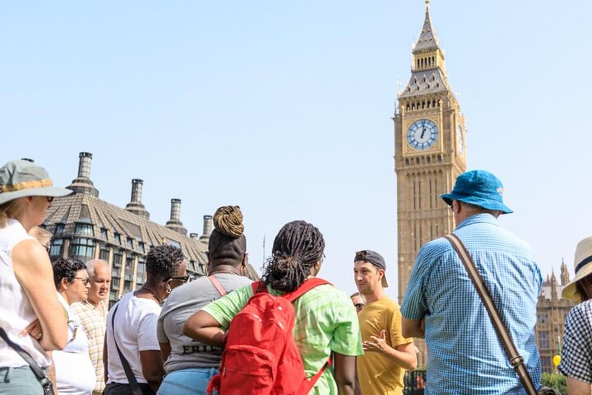 Un grupo de personas de pie frente al Big Ben.