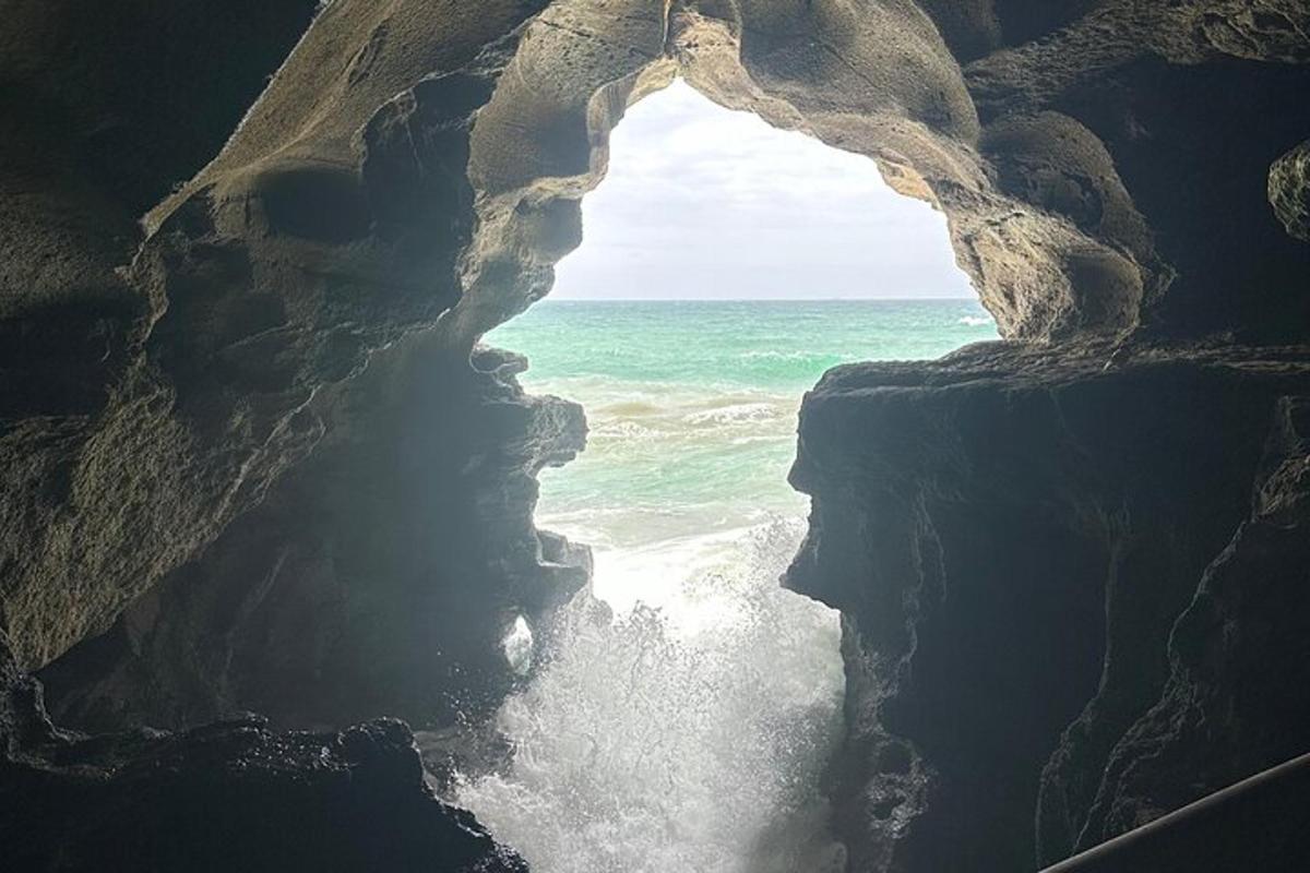 pemandangan lautan melalui gua batu