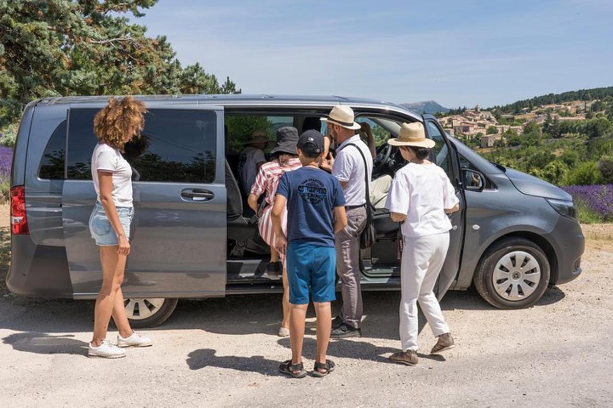 grupp inimesi kaubikust väljumas