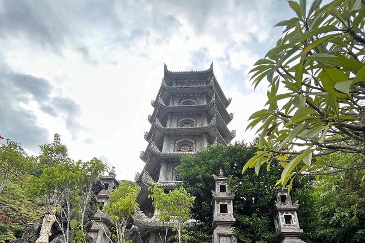un edifici alt amb arbres al davant