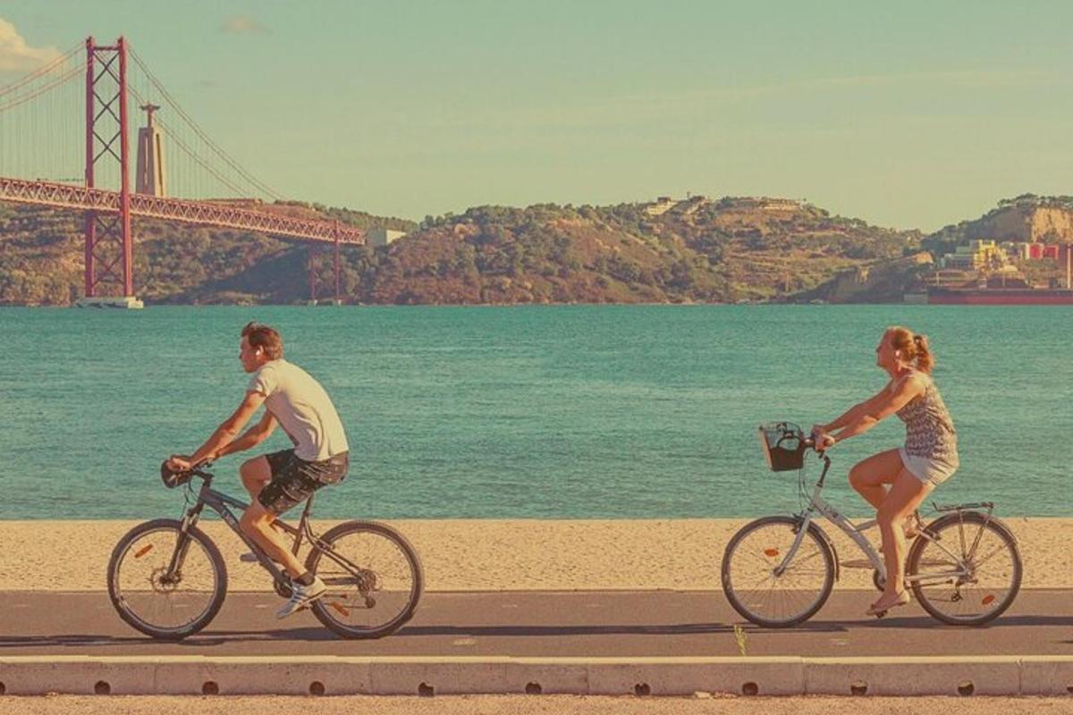 un uomo e una donna in bicicletta sulla spiaggia