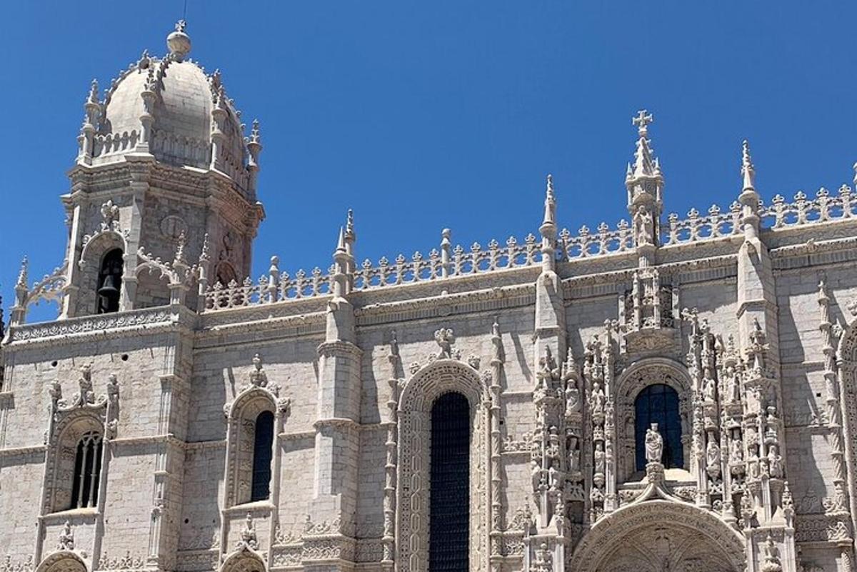 un grande edificio con una torre in cima