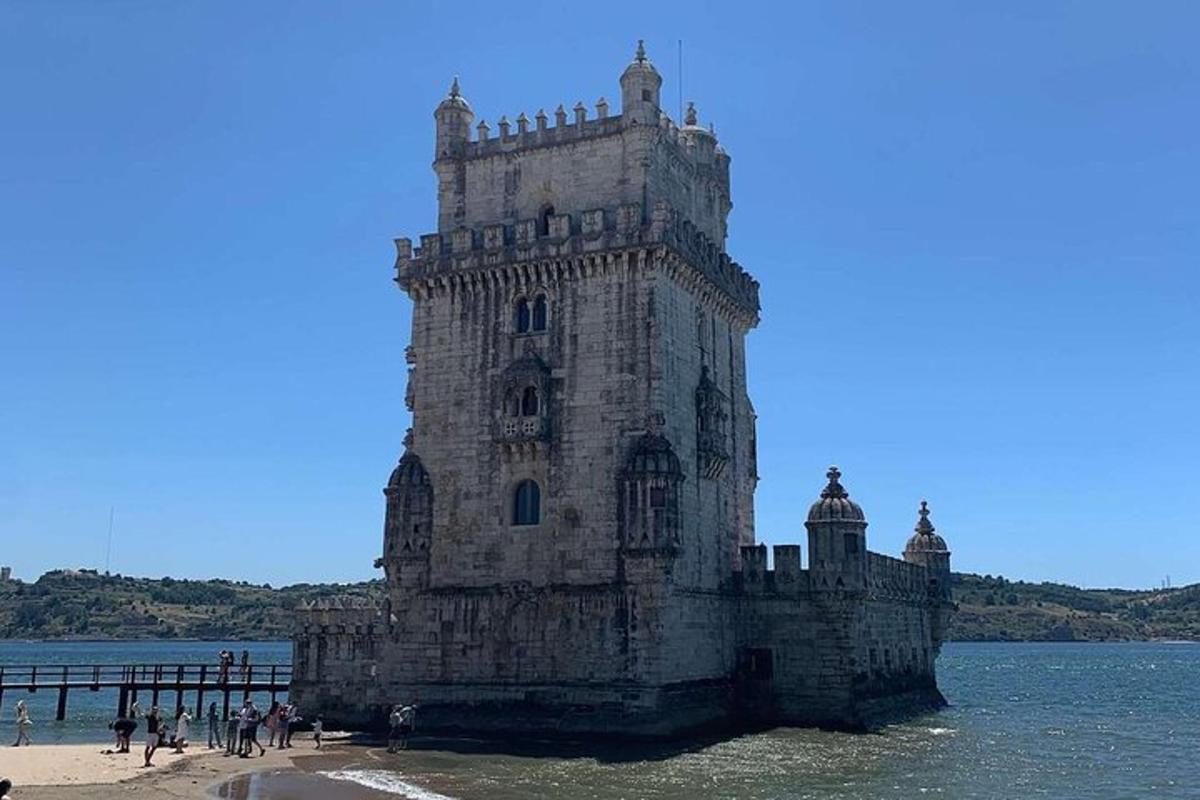 una torre di pietra nell'acqua su una spiaggia