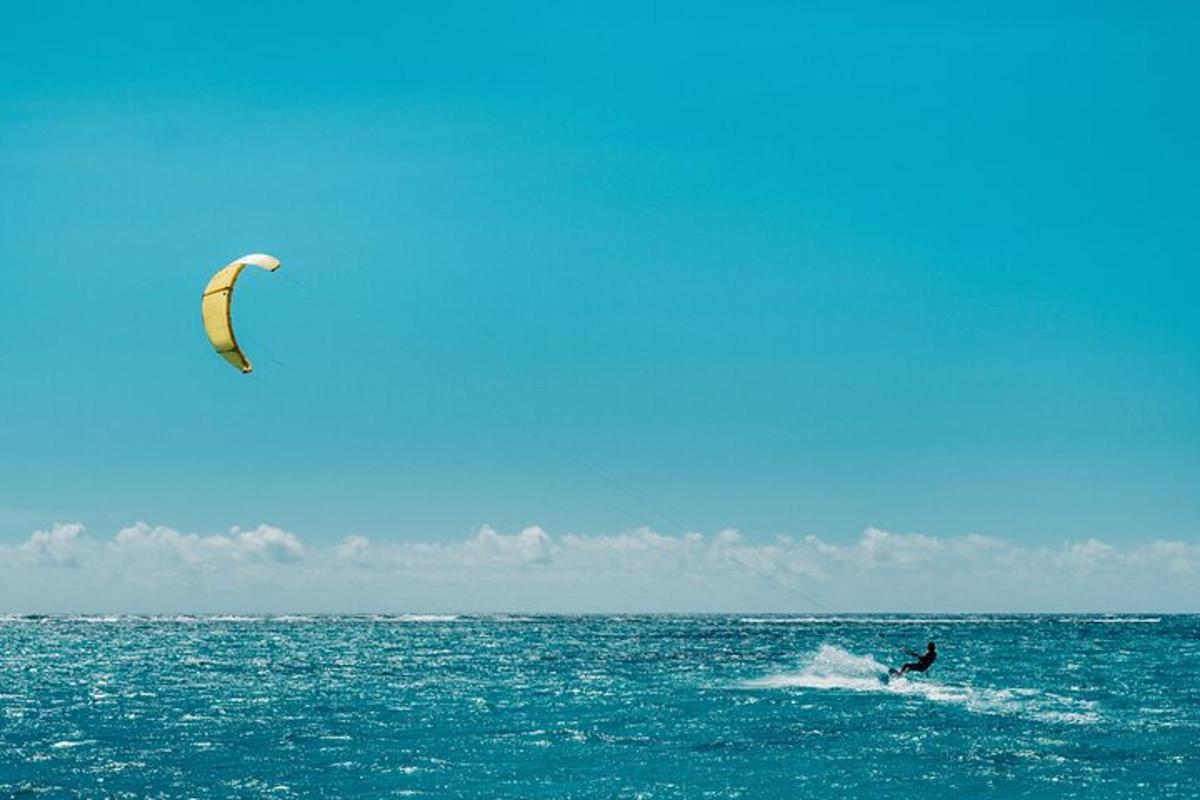 Ένα άτομο κάνει kitesurfing στον ωκεανό