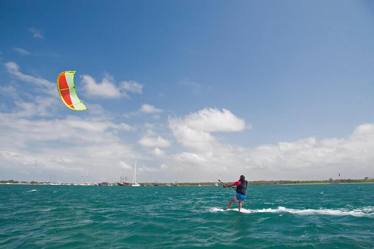 ένα άτομο κάνει kitesurfing στο νερό