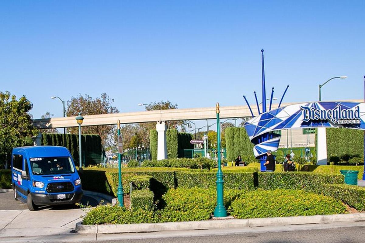un camion blu parcheggiato in un parcheggio con un ombrello