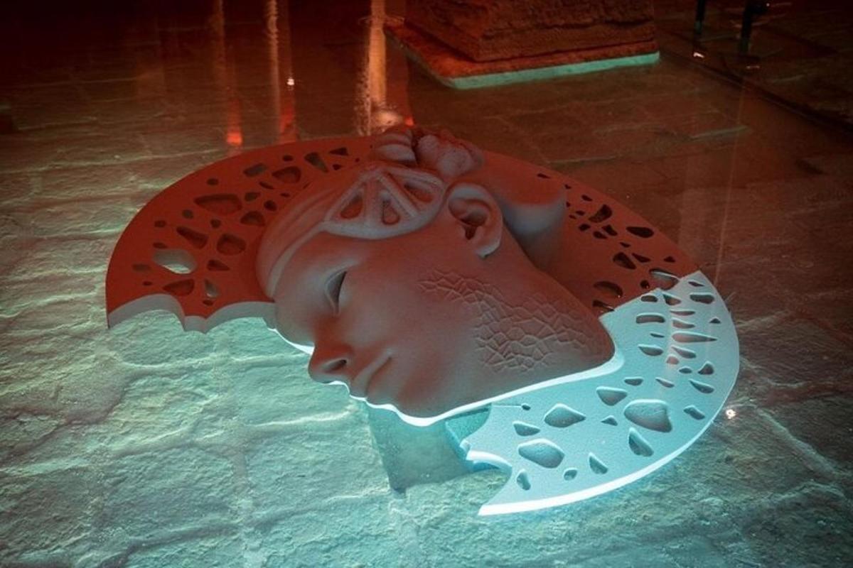 una statua di una donna con la testa