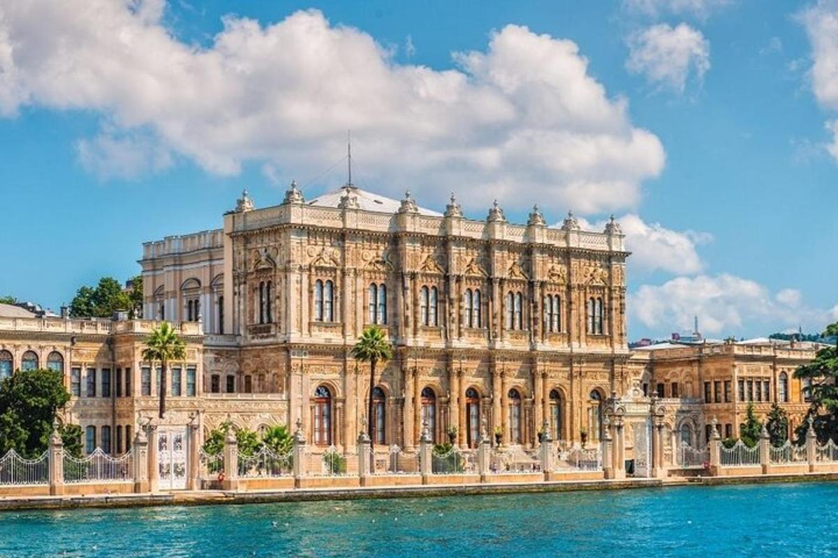 un grande edificio con l'acqua di fronte