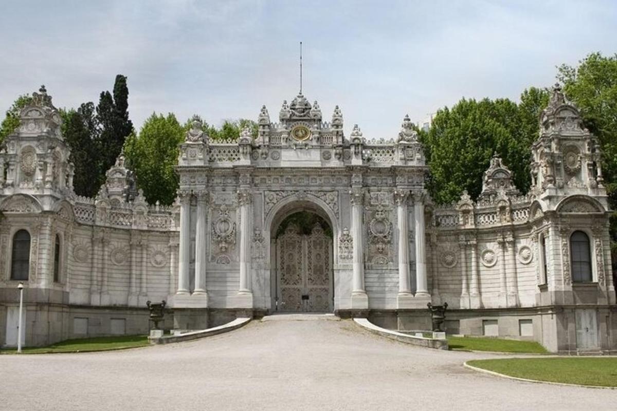 un grande edificio bianco con un grande portone