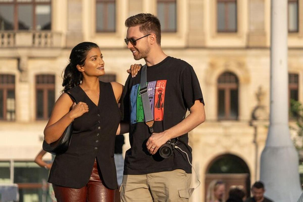 en mann og en kvinne som går nedover en gate