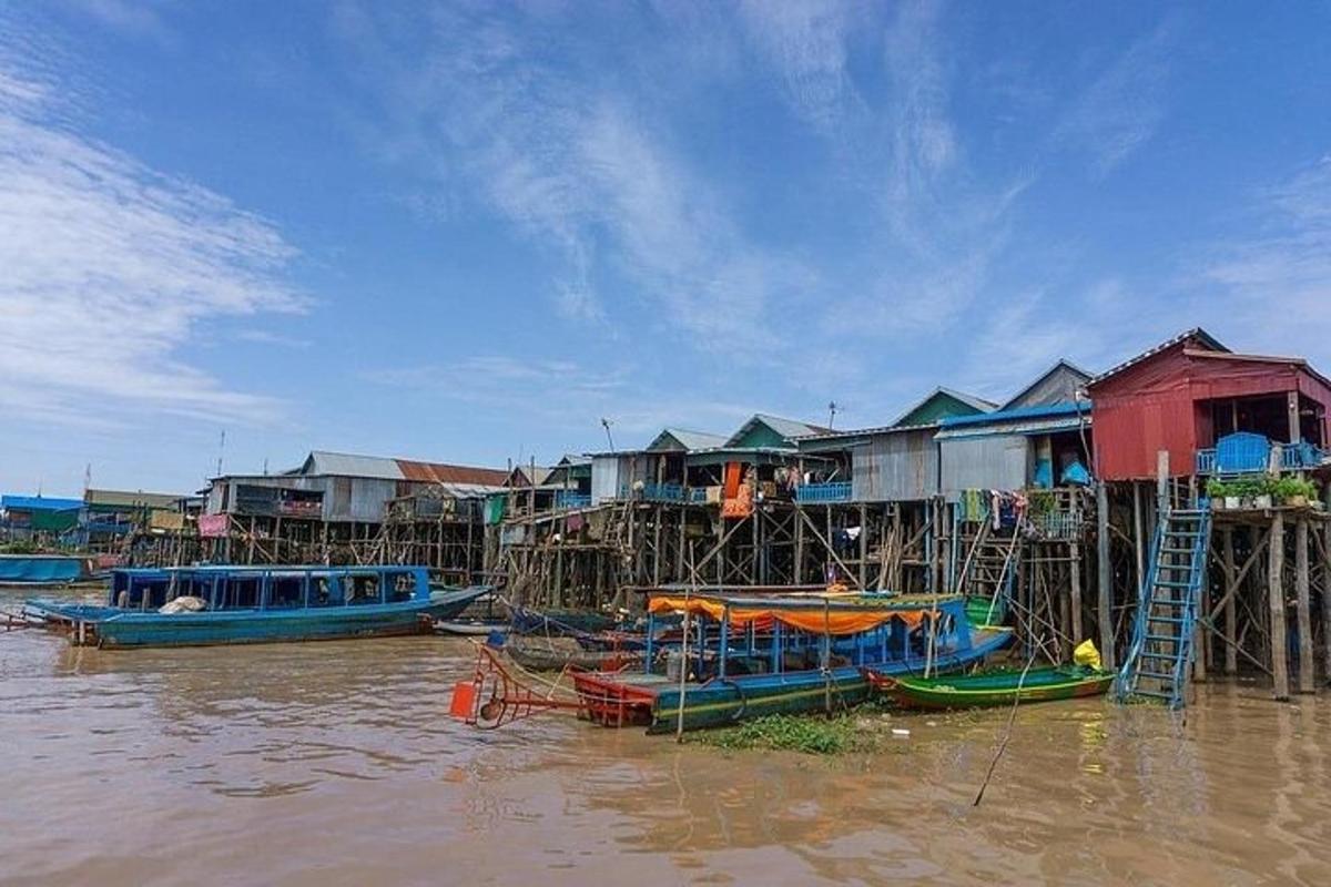 một nhóm nhà và thuyền trên mặt nước