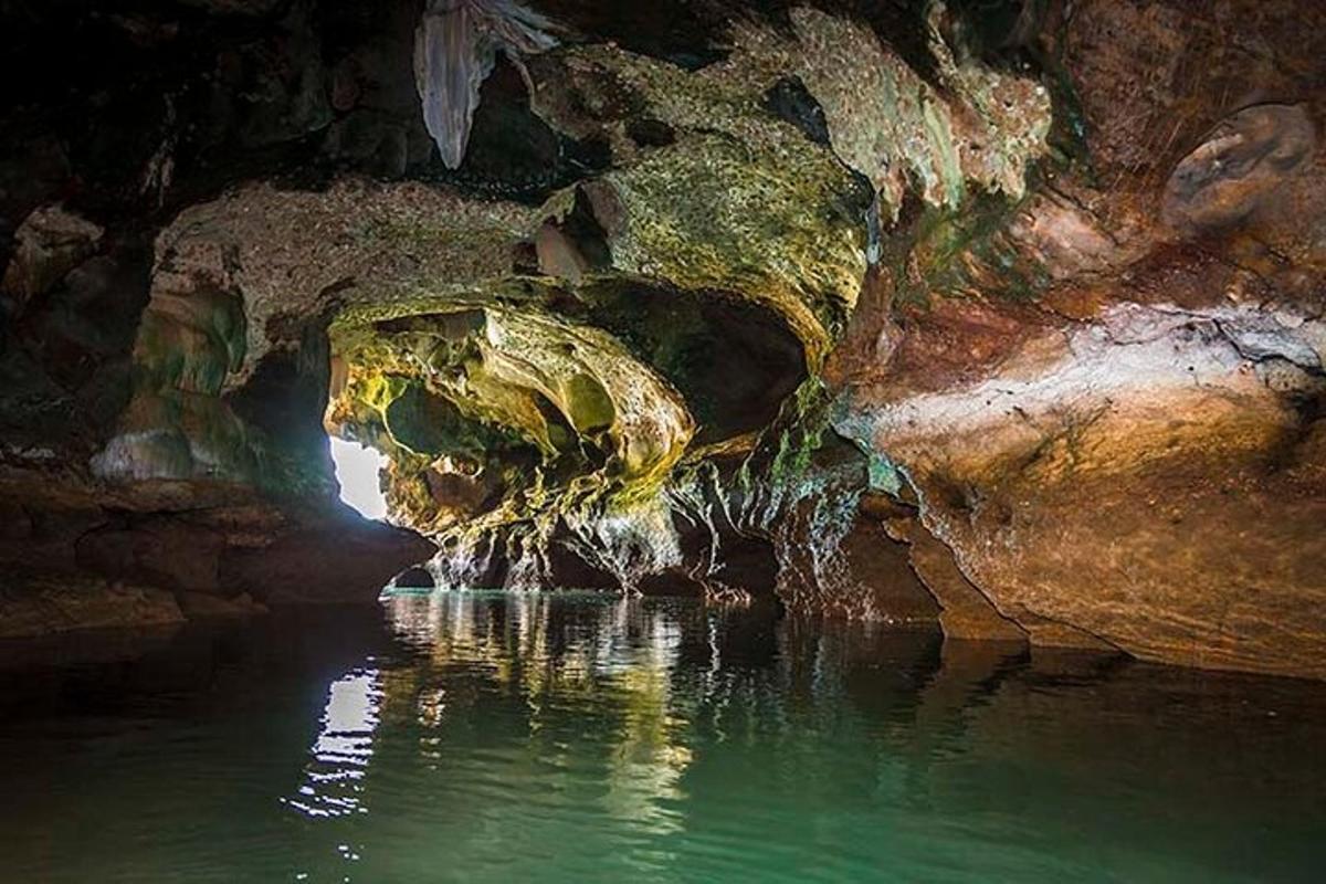 una cova amb una massa d'aigua a dins