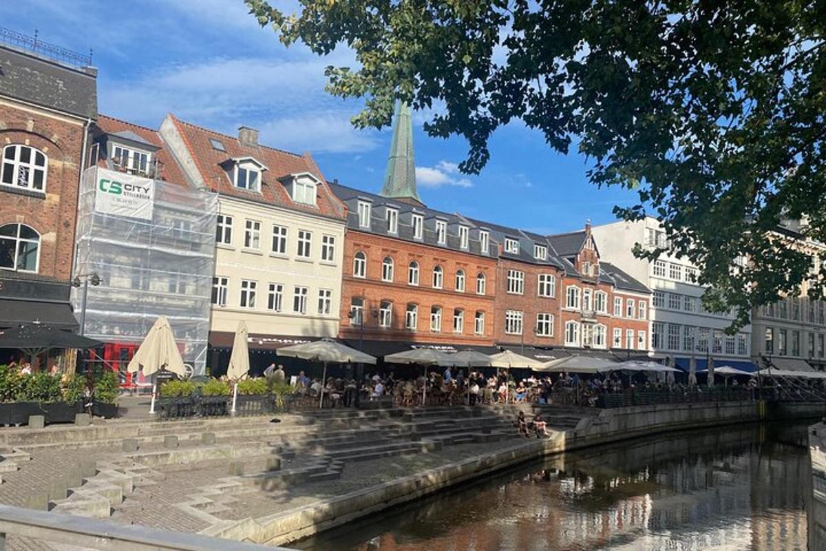 un gruppo di edifici vicino a un fiume in una città