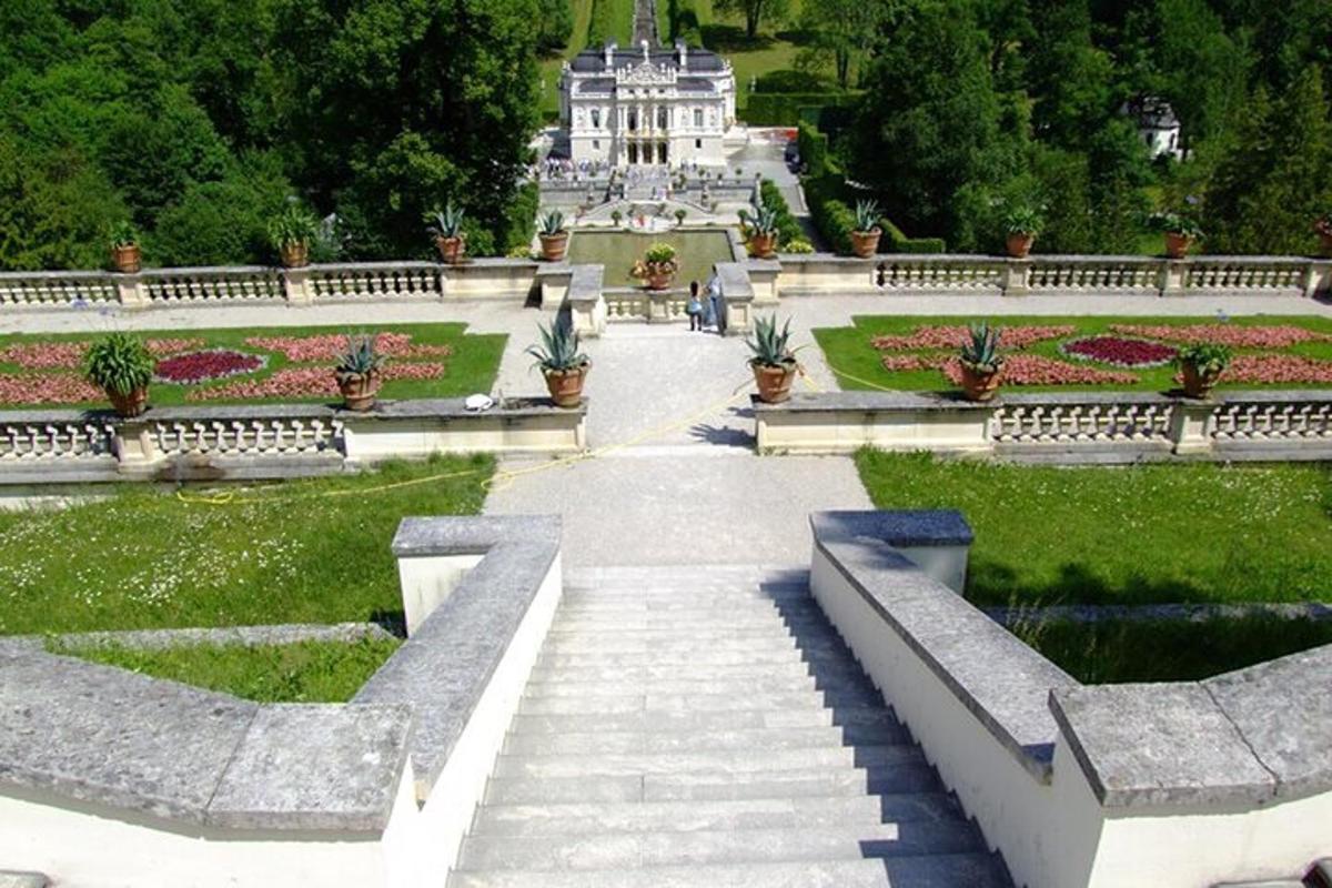 un giardino con scale e un edificio sullo sfondo