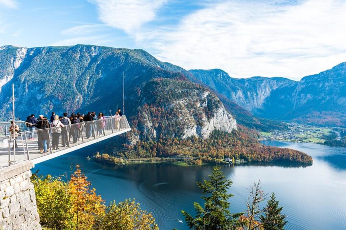 een groep mensen die op een brug over een meer staan