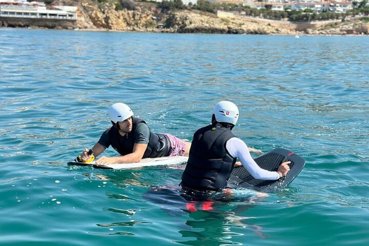 Δύο άτομα στο νερό σε σανίδες του σερφ στο νερό