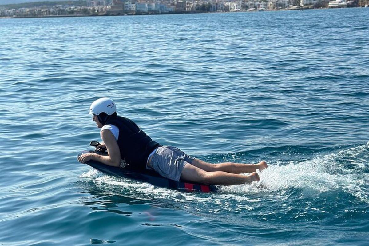 ένας άντρας που κάθεται σε μια σανίδα του σερφ στο νερό