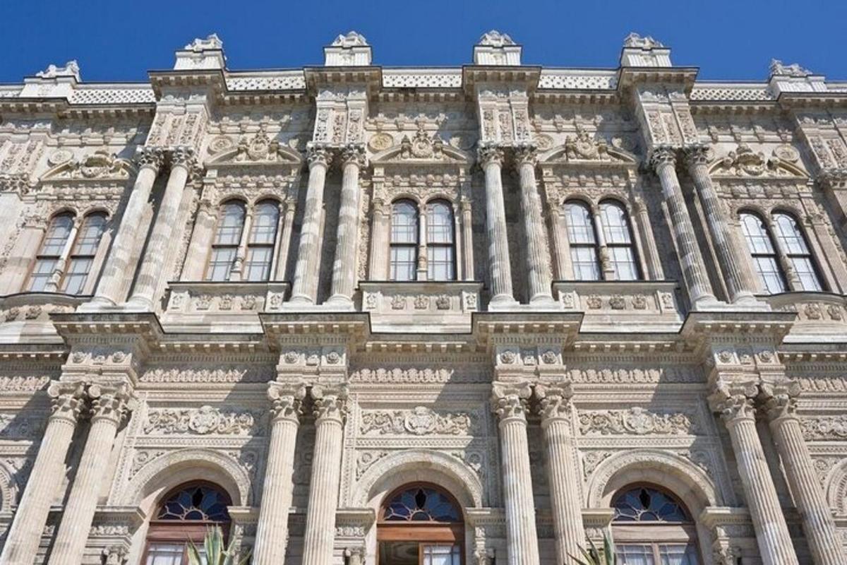 velká kamenná budova s mnoha okny