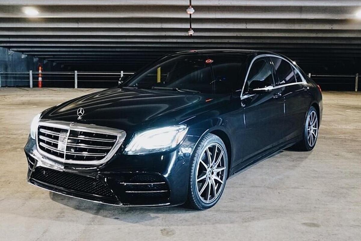 černé auto zaparkované v parkovací garáži