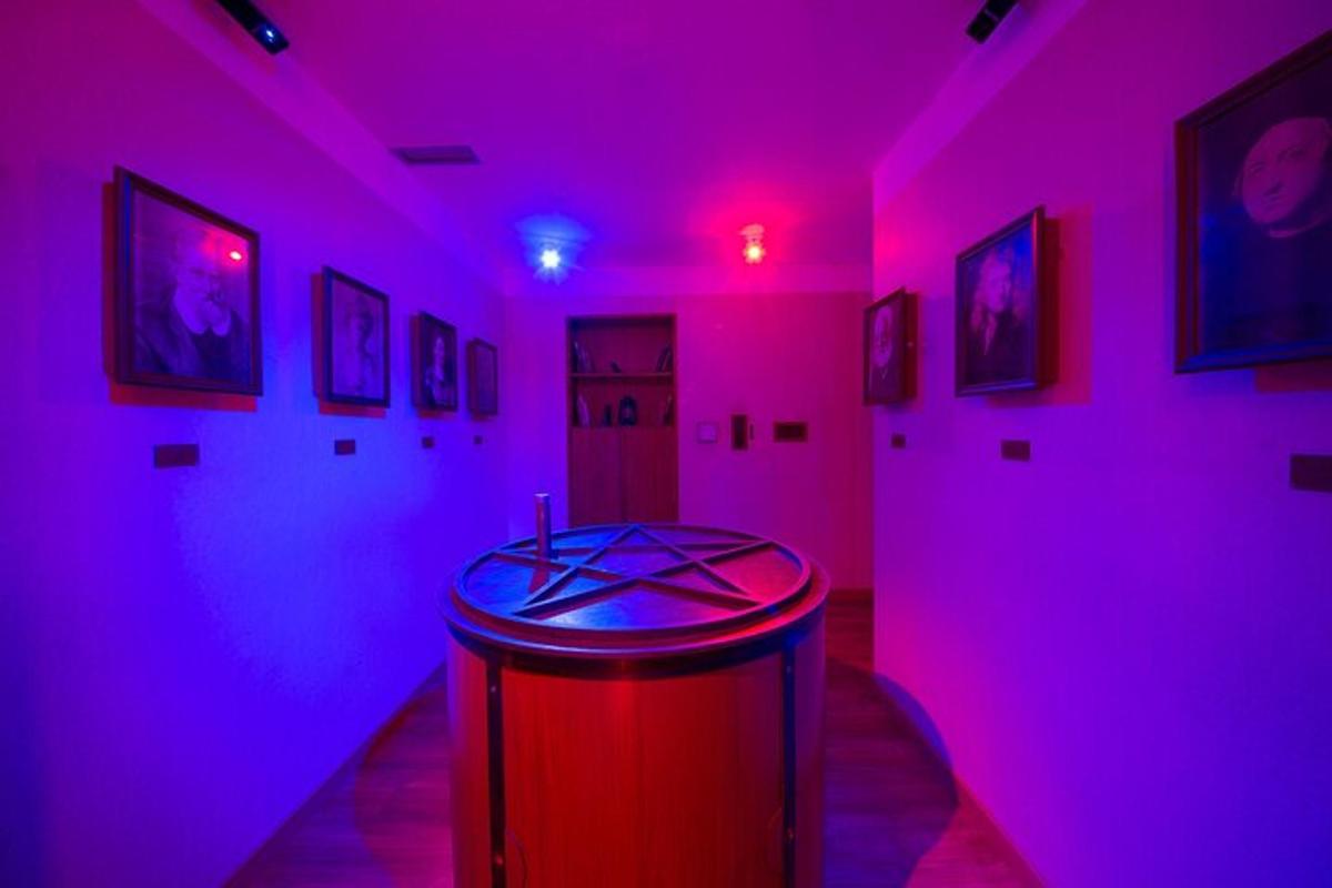 Una habitación con luces rosas y un bote de basura.