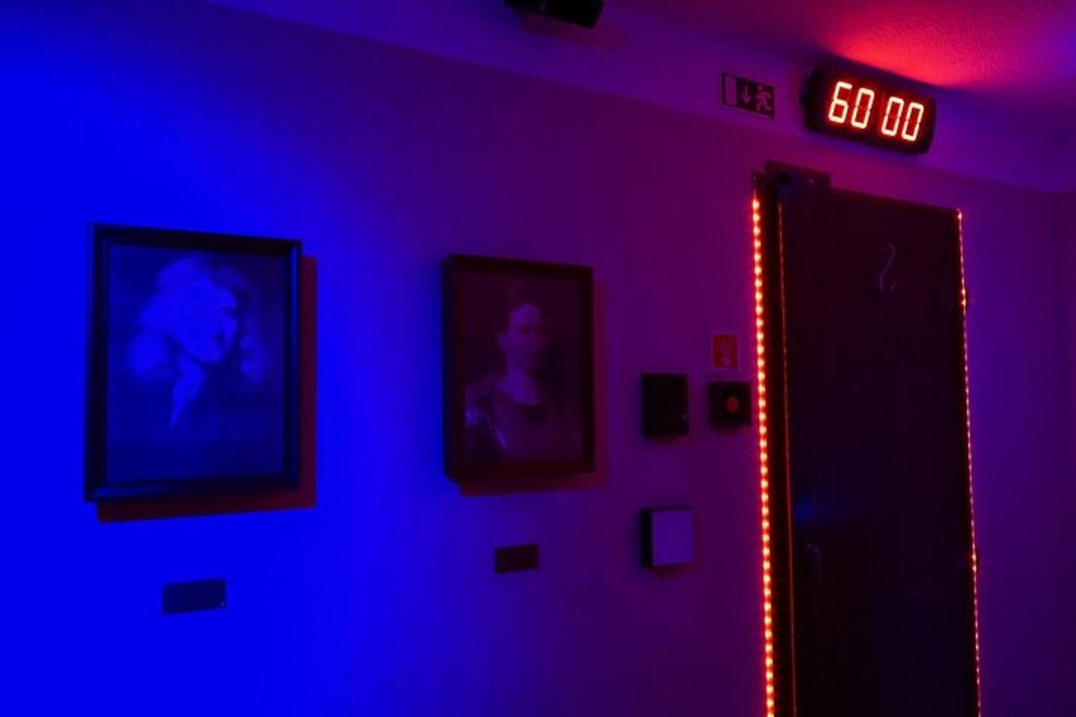 Una habitación con luces azules y moradas y un reloj.