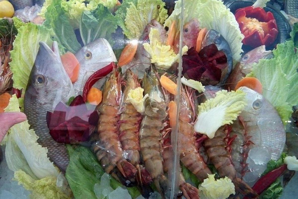 sepiring makanan dengan ikan dan sayuran di atasnya
