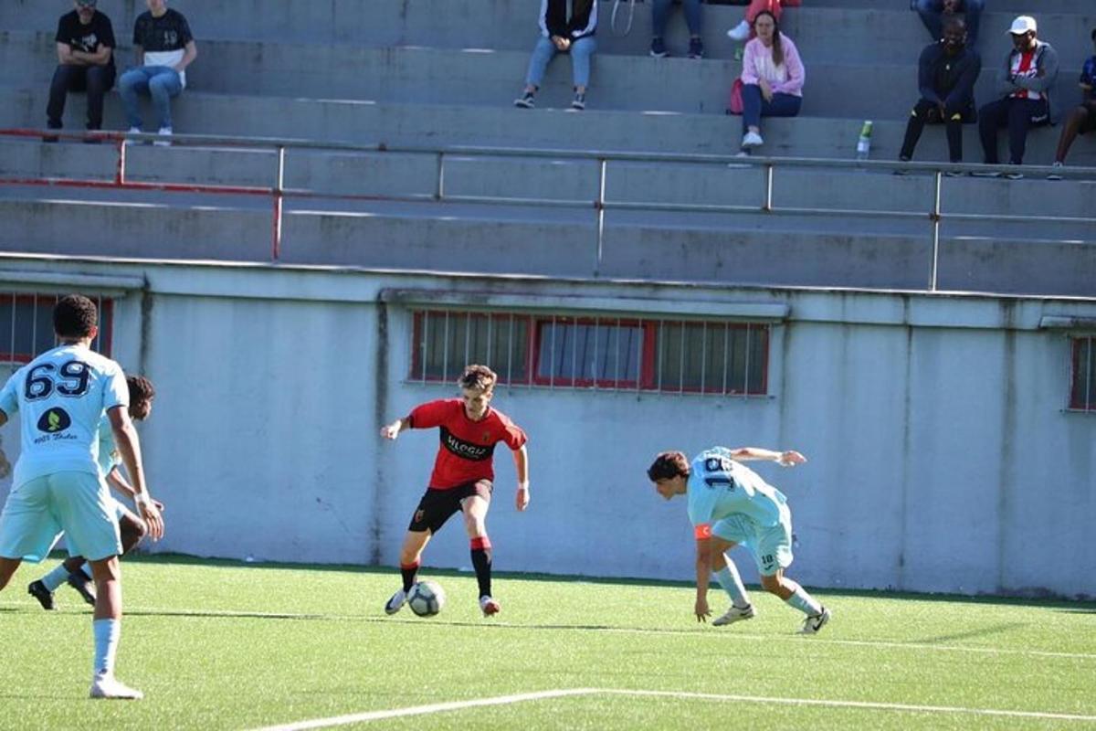un gruppo di uomini che giocano a calcio