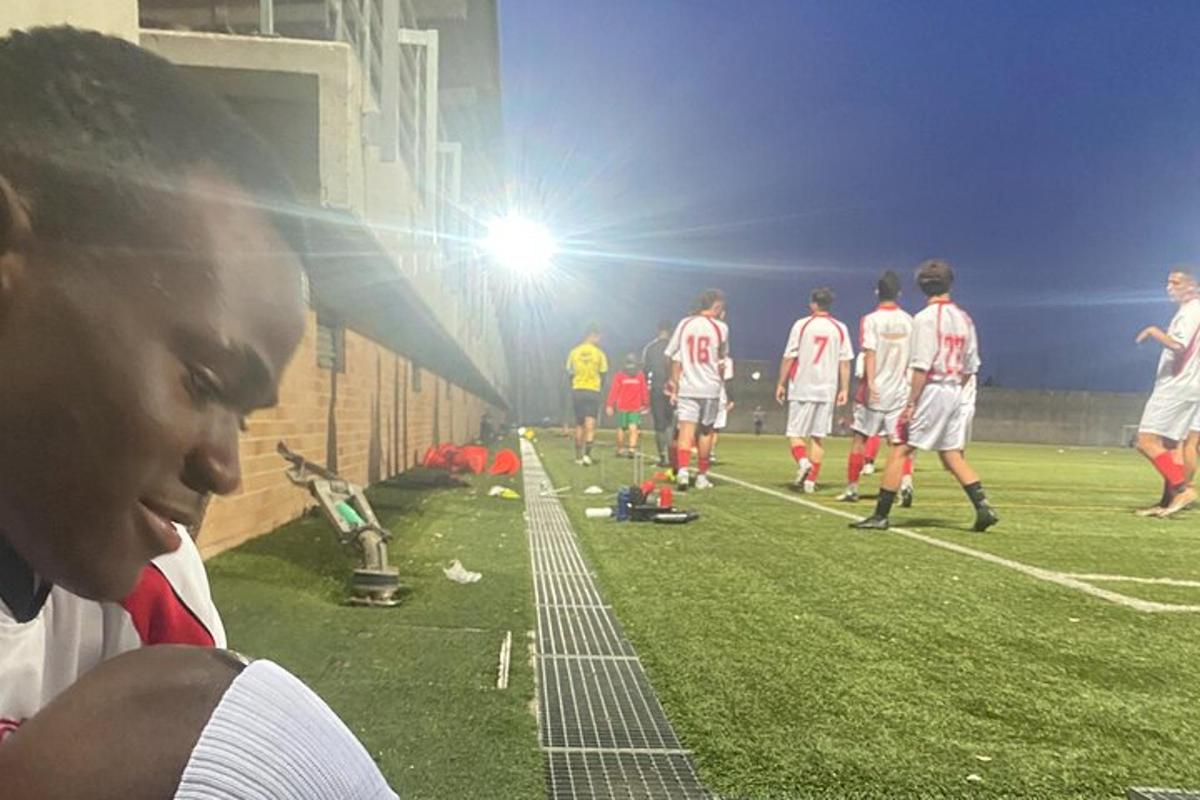 un gruppo di uomini che giocano a calcio su un campo