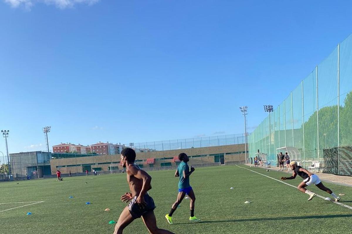 un gruppo di persone che giocano a calcio su un campo