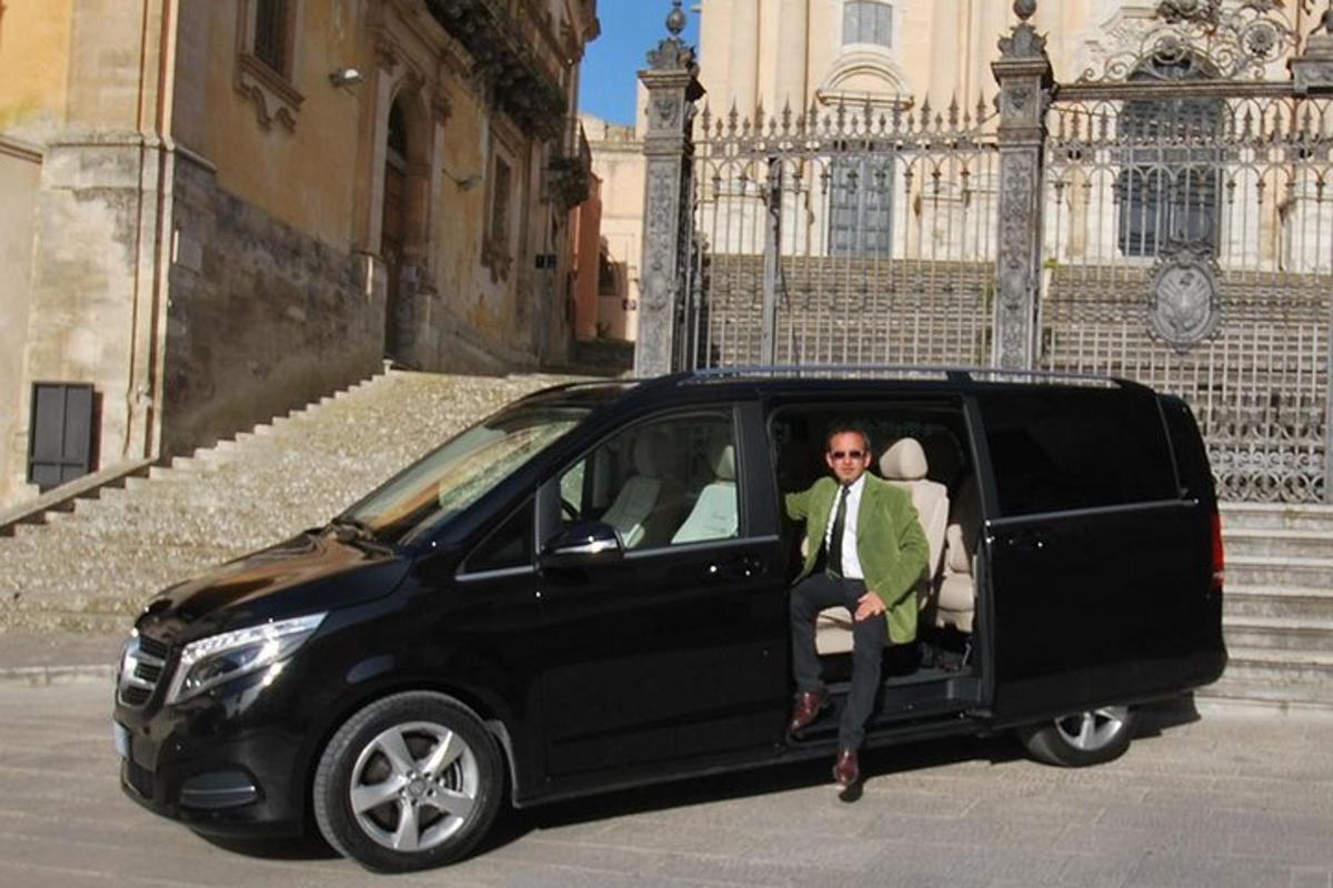 un hombre sentado en la parte trasera de una camioneta negra