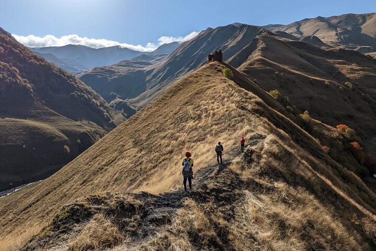 un gruppo di persone che camminano su una montagna