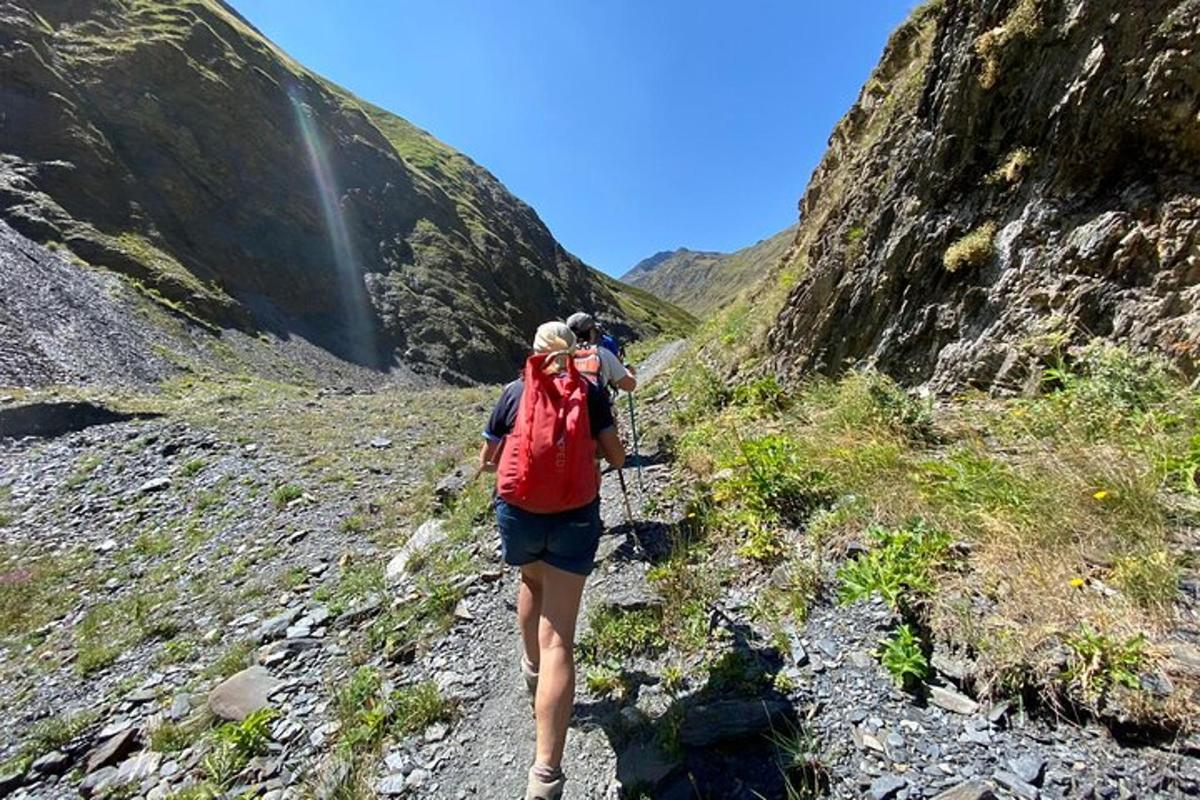 due persone che camminano su un sentiero di montagna