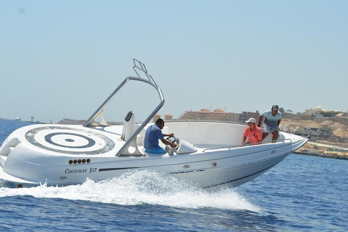 un grupo de personas en un barco en el agua