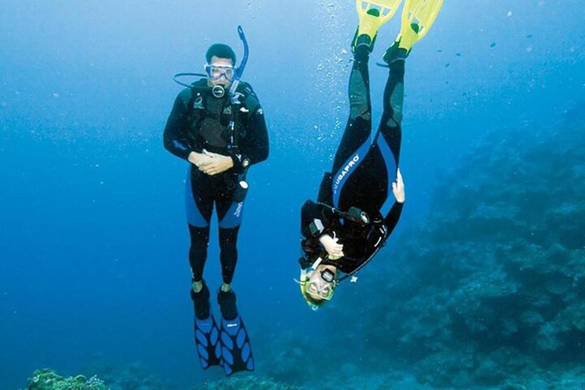 Δύο άτομα στέκονται στο νερό με κίνδυνο
