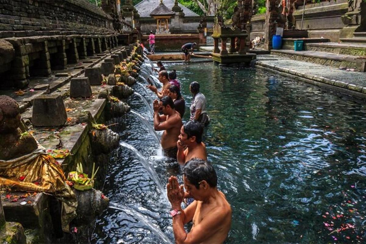sekumpulan orang di dalam kolam air