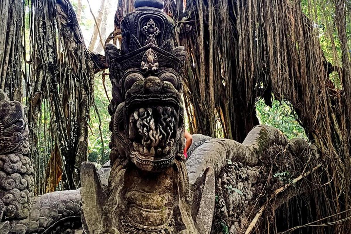 patung di hadapan pokok dengan