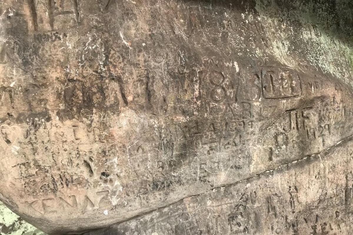 detailní záběr na skálu s nápisem