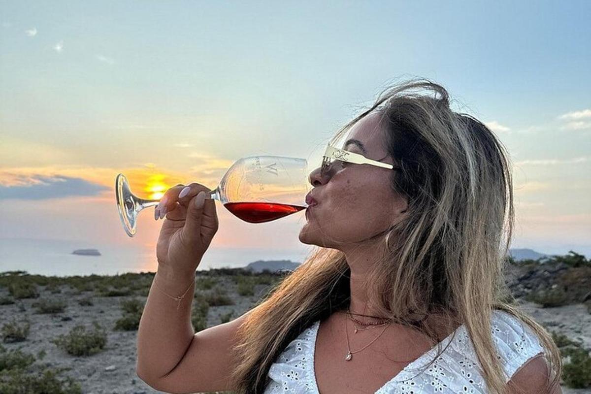 žena pije sklenici červeného vína