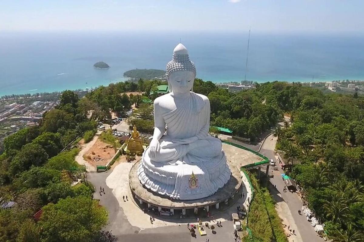 o vedere aeriană a unei statui mari a lui Buddha