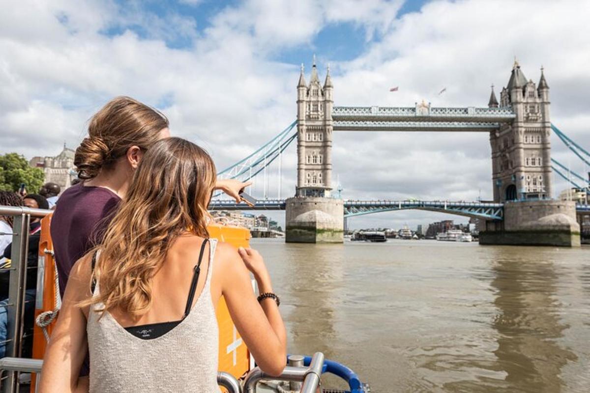 Pár na lodi před Tower Bridge