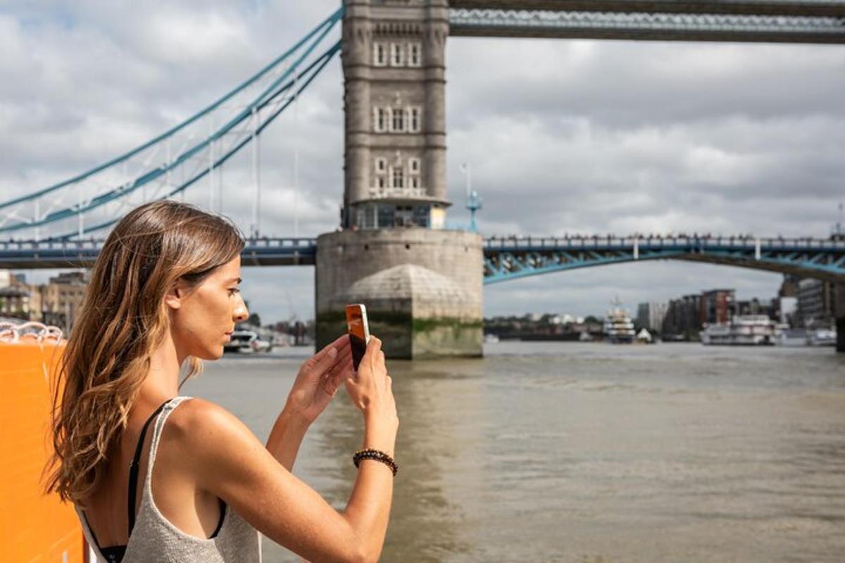 žena fotící Tower Bridge