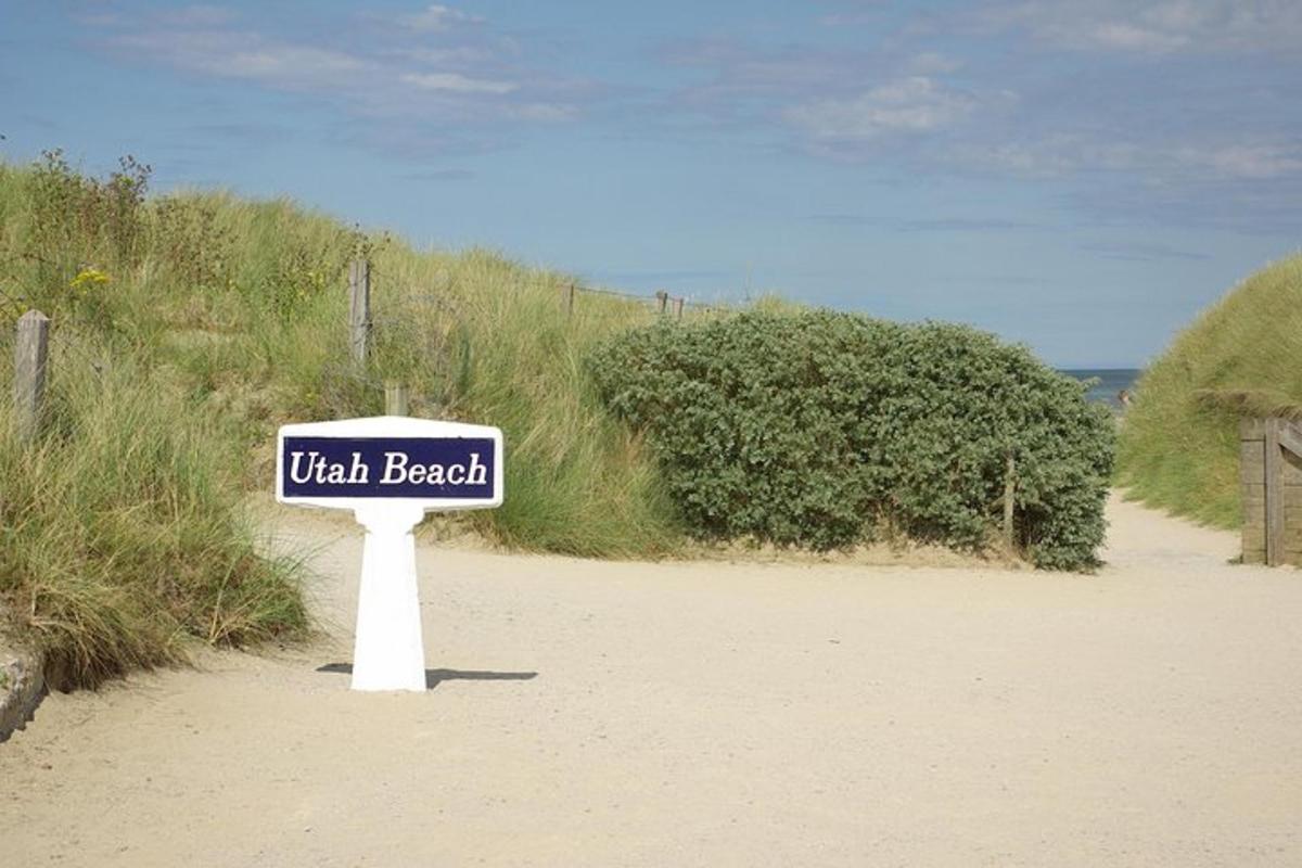 cedule s nápisem Virgin Beach na pláži