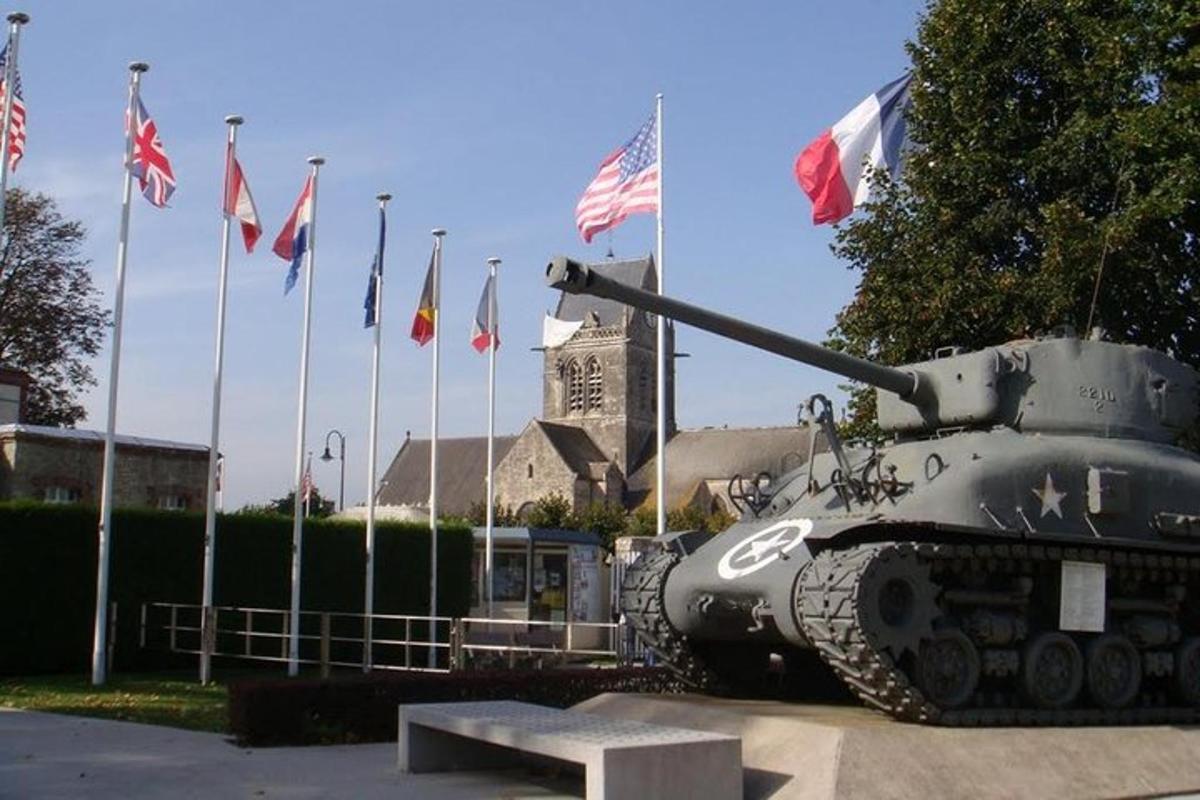 tank je vystaven před vlajkami