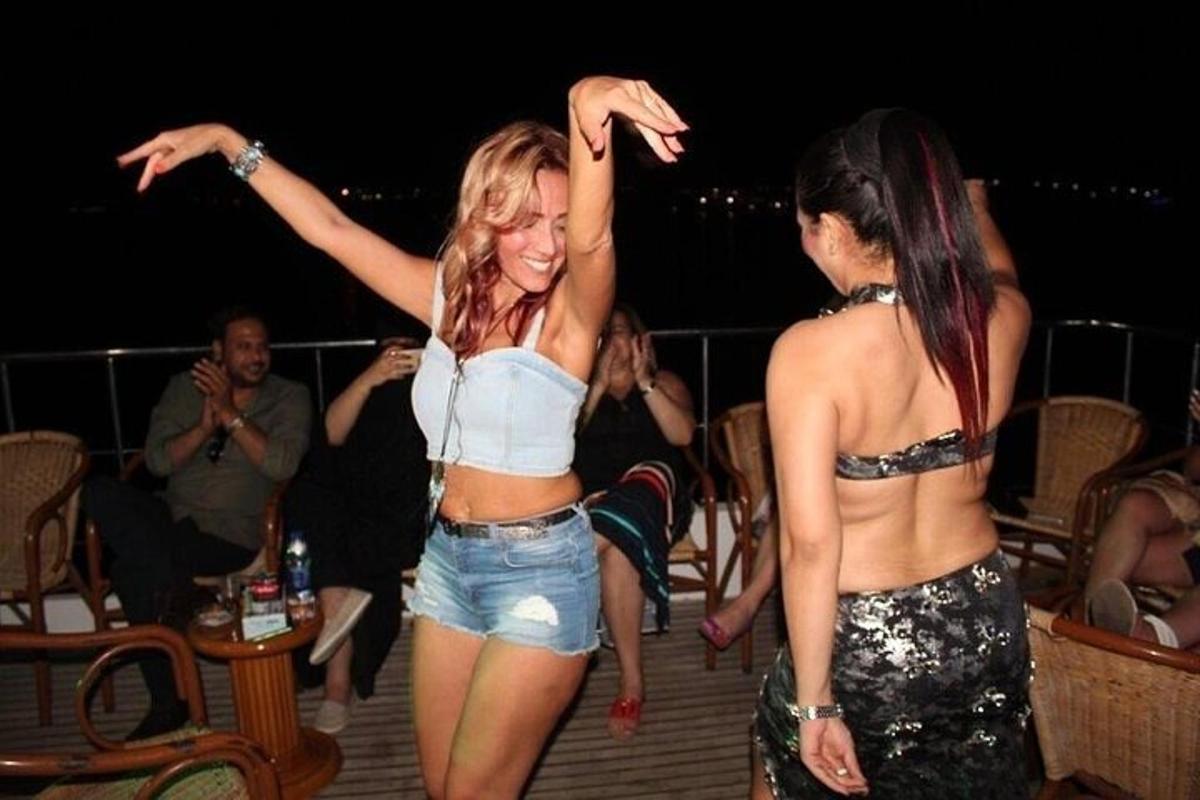 duas mulheres dançando em um deck em uma festa