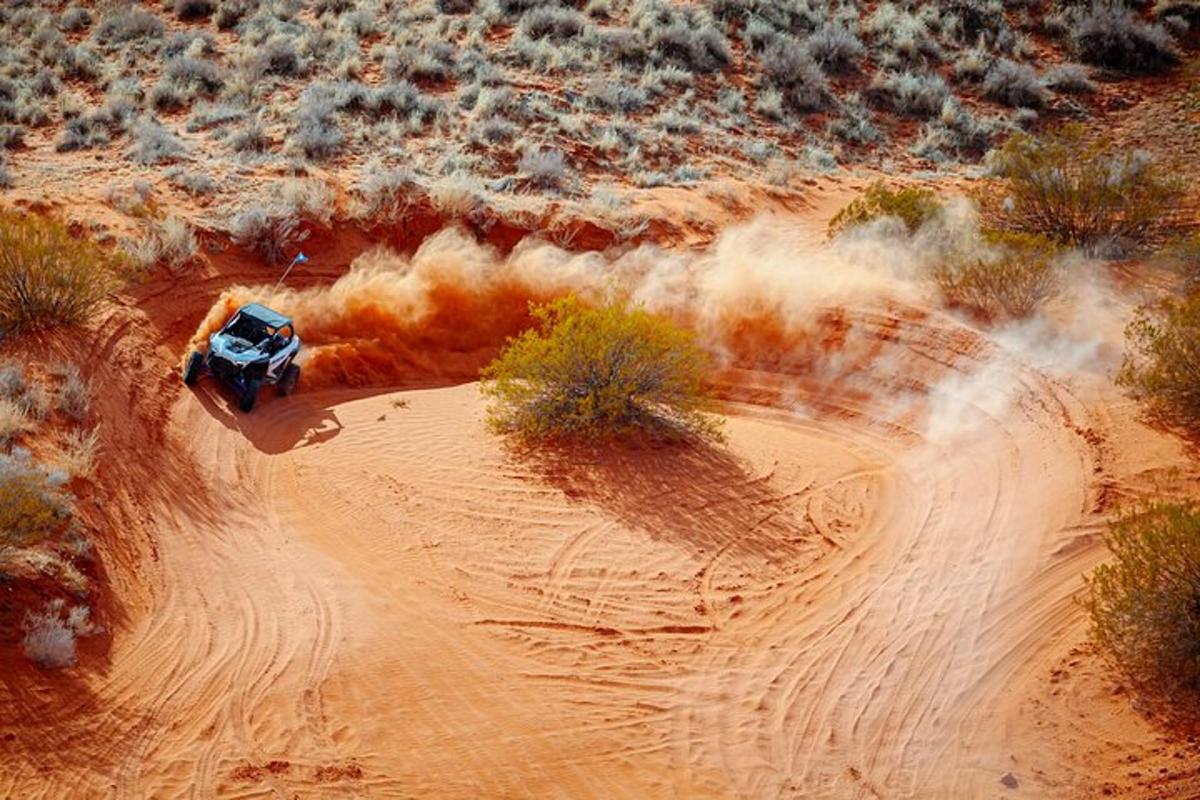 un camion che guida su una strada sterrata nel deserto